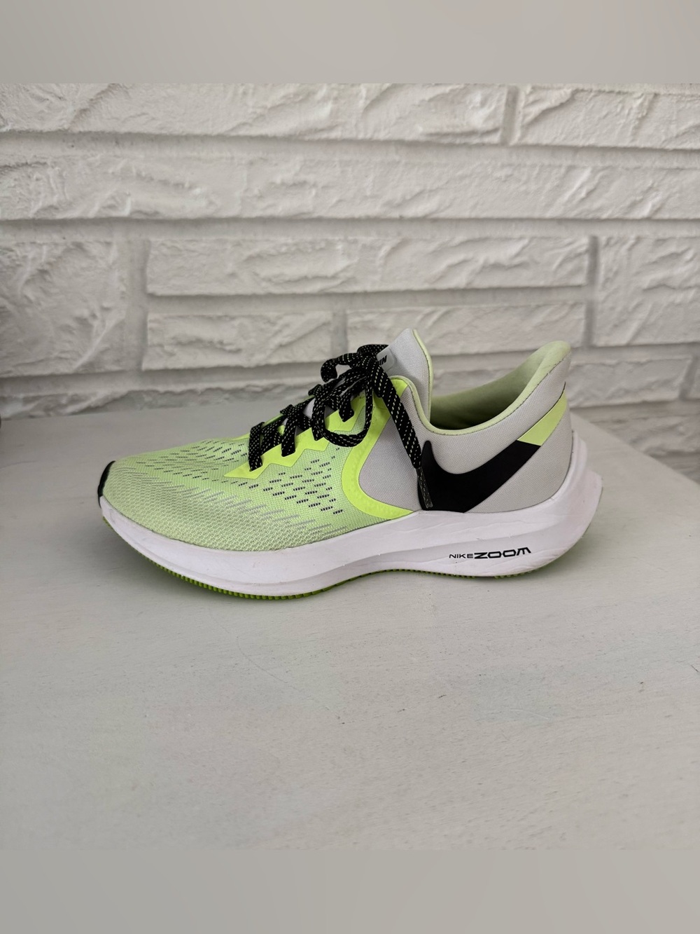 Women’s Nike Zoom Winflo 6 sneakers in a Spruce Aura and Ghost Green Color